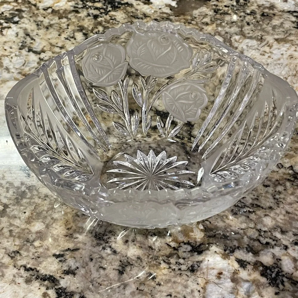 NWOT Vintage Clear Glass Bowl/Frosted roses Star bottom & sawtooth rim Elegant